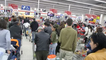 Iată orarul de Sărbători al marilor magazine, spitale și poștă. Dacă își vor organiza timpul, Românii nu vor mai sta la cozi uriașe