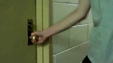 "Nu intri în camera mea". Sătul să fie deranjat, un tânăr i-a scris un bilețel colegului de cameră în care îi explică regulile conviețuirii cu un străin