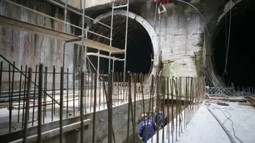 Lucrările la Metroul de Drumul Taberei sunt în mare întârziere: Muncitorii sunt relaxați – prăjesc cârnați la flacăra oxiacetilenică (FOTO)