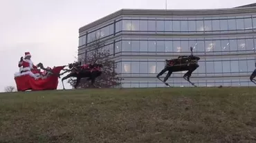 Clip inedit de Crăciun: O companie americană se adresează clienților folosind o sanie trasă de 3 câini-roboți (VIDEO)