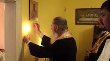 "Nu răspund cerșetorilor cu sutană": Mesajul unui locatar pentru preoții care merg să sfințească, în Ajun, casele (FOTO)