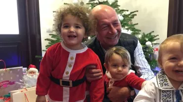 Traian Băsescu a petrecut Crăciunul alături de nepoți. Fostul șef de stat a descris momentul ca fiind o ”bucurie” (FOTO)