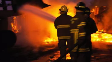 Bistrița-Năsăud: 200 de persoane evacuate în urma unui incendiu major