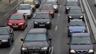 Aglomerație de mașini pe DN1. Autoturismele circulă cu viteză redusă pe ambele sensuri de mers în dreptul stațiunii Bușteni