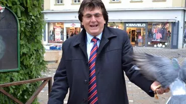 Timișoara: Nicolae Robu, asaltat de porumbei în timpul unei plimbări prin oraș cu nepoțica sa (FOTO)