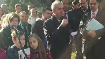 Românii din Madrid au protestat în faţa ambasadei Norvegiei în semn de solidaritate cu familia ai cărei copii au fost luaţi în mod abuziv de autorităţile de la Oslo (VIDEO)