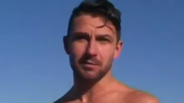 În a treia zi de Crăciun un tânăr a avut curajul să sară în mare pentru o baie (VIDEO)