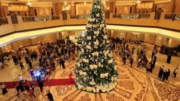 Crăciunul în Abu Dhabi, locul unde a fost împodobit cel mai scump brad din lume: Slujbele au fost ținute în mai multe limbi (VIDEO)