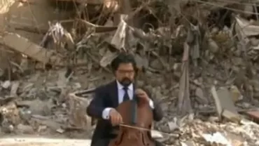 Un violoncelist irakian cântă muzică clasică pe străzile bombardate și printre clădirile dărâmate. Karim Wasfi: Îi ajut pe oameni, le întăresc încrederea în sine