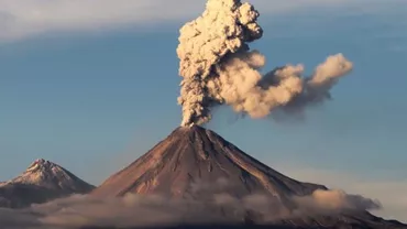 Vulcanul Colima răspândește nori de fum pe cerul mexican, după o dublă erupție (VIDEO)
