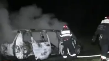 Cluj: O mașină a ars în întregime pe un câmp. Polițiștii îl caută pe proprietarul autoturismului (VIDEO)