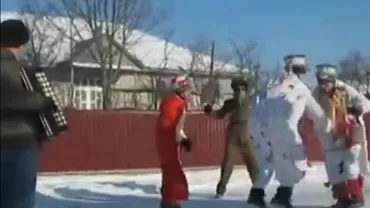 Venirea noului an este marcată de tradiții în toate regiunile țării: Pluguşorul şi Spectacolul Măştilor, printre cele mai îndrăgite datini (VIDEO)