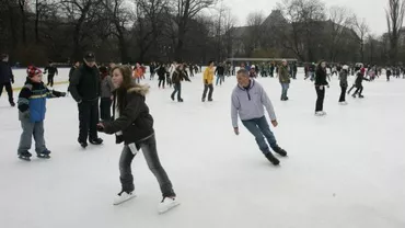 Distracție pe patine în ultima zi din an în parcul Cișmigiu