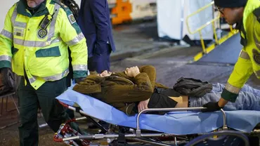 Dezmăț pe străzile Londrei. Mii de tineri britanici au sărbătorit trecerea dintre ani în stradă, iar alcoolul consumat i-a pus în ipostaze jenante (VIDEO)