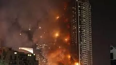 Un cuplu și-a făcut un selfie cu hotelul din Dubai cuprins de flăcări și a postat poza pe rețelele de socializare (FOTO)