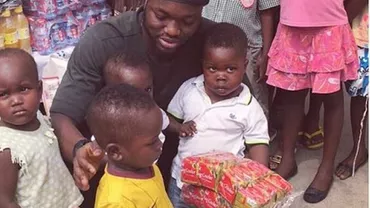 Mijlocașul Stelei, Sulley Muniru a donat obiecte și alimente copiilor săraci din Ghana (FOTO)
