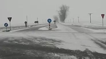 Zăpada și gerul le-au făcut probleme șoferilor și pietonilor: Ninsoarea a afectat şi zonele care nu se aflau sub cod galben (VIDEO)