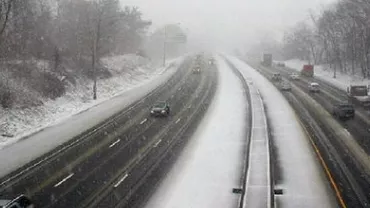 Autostrada București-Pitești a fost blocată, timp de o oră, la kilometrul 48, pe sensul de mers către Capitală: Un autotren a rămas blocat pe șosea după ce a încercat să evite o mașină care a derapat (VIDEO)