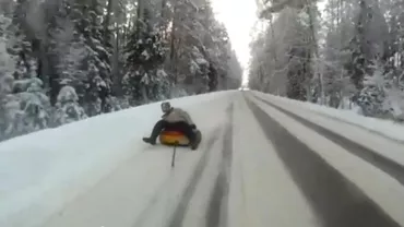 Distracție periculoasă în parcarea unui club de fițe din Mamaia: Pe cauciuc, tras de mașină (VIDEO)