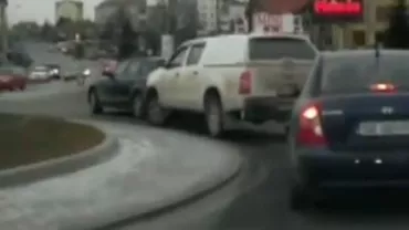 Angajat Salvamont Sibiu, "bizon" în trafic: Aflat În timpul serviciului, acesta a vandalizat o altă mașină după o altercație în giratoriul de la iesire din oraș (VIDEO)