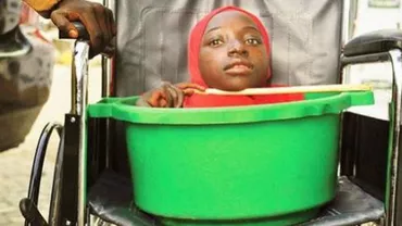 Este cărată într-un lighean. O tânără din Nigeria suferă de o boală rară din cauza căreia nu i s-a dezvoltat corpul (FOTO)