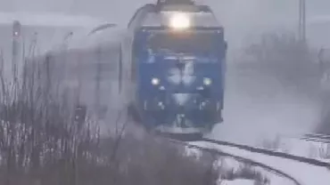 Un tren care circula de la Ploiești la București a rămas în câmp din cauza unor probleme tehnice. Pasagerii au fost preluați de un alt tren (VIDEO)