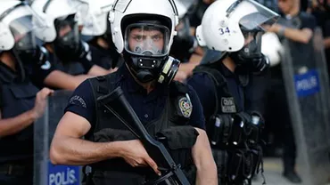 Turcia: O patrulă a poliției din Istanbul, atacată cu focuri de armă. Un om al legii a fost rănit