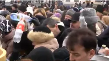 Tradiția îmbrâncelilor la agheasmă a continuat și în 2016. Mii de oameni și-au împărțit coate cu dărnicie pentru sticlele cu apă sfinţită (VIDEO)