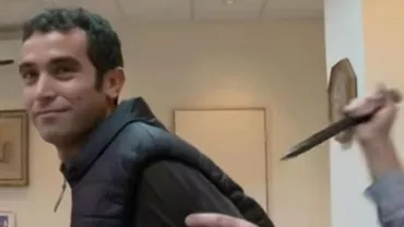 Un reporter israelian a fost înjunghiat în timp ce testa o vestă de protecție (VIDEO)