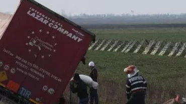 Buzău: Un TIR încărcat cu 24 de tone de azotat de amoniu s-a înclinat în afara părții carosabile, pe DN1 B. Nu au existat scurgeri de azotat sau de combustibil (VIDEO)