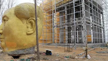 China: Statuia aurie uriașă a lui Mao Zedong a fost distrusă de fermierii furioşi (VIDEO)