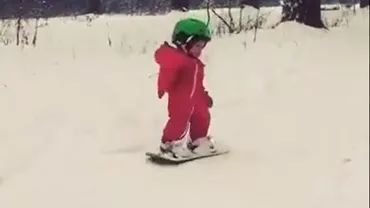 O fetiță a devenit o senzație pe internet după ce a arătat lumii întregi că știe ”să se dea” cu placa de snowboard (VIDEO)
