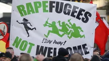 Proteste împotriva refugiaților, la Koln: Polițiștii au folosit cu tunuri cu apă pentru a-i linişti pe manifestanți (VIDEO)