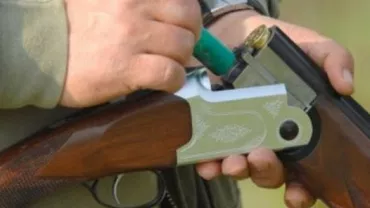 Fiul vânătorului care l-a omorât accidental pe primarul comunei Tătulești, împuşcat mortal acum câţiva ani de un adolescent care se juca cu o armă