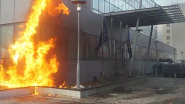 Proteste violente în Kosovo: Sediul guvernului a fost incendiat, iar 14 persoane au fost rănite