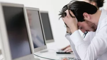Uneori, munca prea multă poate aduce probleme: Tânăr expulzat din Danemarca pentru că muncea prea mult