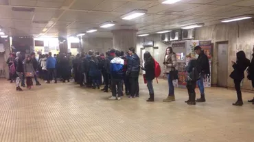 "Sunteți tineri, așteptați fraților, că prea v-ați obișnuit cu binele": Un tânăr reacționează pe Facebook după ce a stat o oră la o coadă pentru a-și face abonament la metrou la preț redus