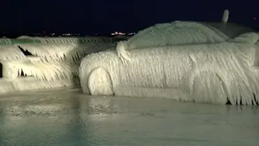 America de Nord: O mașină parcată lângă Lacul Erie a înghețat complet (VIDEO)