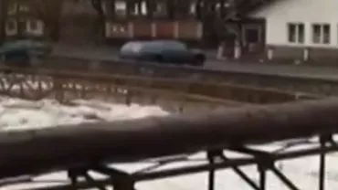 Un pod pietonal peste râul Bistriţa a fost luat de ape (VIDEO)