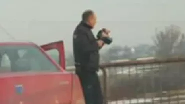 Un polițist şi-a parcat maşina neregulamentar și a încercat să prindă șoferii neglijenți folosind o aparatură care îl depăşea cu mult (VIDEO)