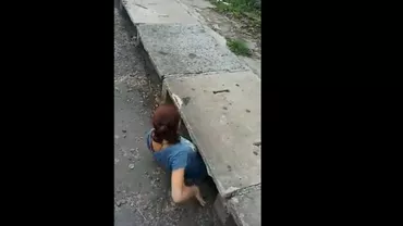 O tânără a cucerit internetul, după ce a întrat într-un canal pentru a salva o pisică (VIDEO)