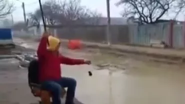 Gropile din străzile Galațiului, folosite pentru pescuit. Un cetățean își invită primarul la pescuit în balta din fața blocului (VIDEO)