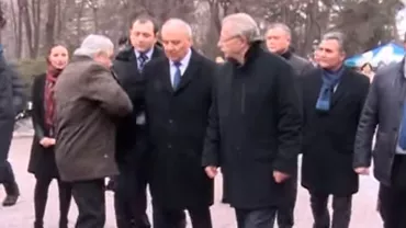 Reacția exagerată a bodyguarzilor lui Nicolae Timofti, în momentul în care un bărbat vrea să îl felicite pe președinte (VIDEO)