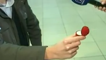Un tânăr din Chișinău şi-a așteptat iubita în aeroport cu o cerere în căsătorie. Surpriza nu a fost doar pentru ea, ci și pentru el (VIDEO)