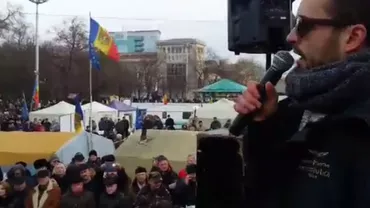 ”La Chișinău răsună demnitatea!” Cătălin Josan a cântat melodia ”Cântă cucu-n Bucovina” împreună cu mii de oameni care au cerut în stradă sfârșitul regimului corupt (VIDEO)