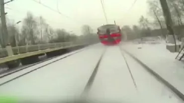 Senzații tari în Rusia! Pe schiuri, tras de tren (VIDEO)