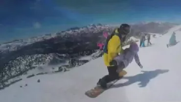 California: Acrobații pe snowboard, în timp ce pe placă se află fiicele sale (VIDEO)