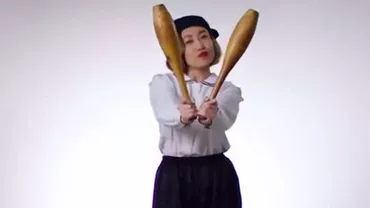 Moda sportivă feminină: De la haine largi și sărit coarda, la pantaloni mulați și gantere (VIDEO)