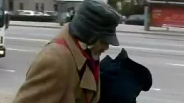 Campania "Haine pentru Nevoiaşi", un eșec la Iași: Trecătorii au smuls îmbrăcămintea de pe copaci (VIDEO)