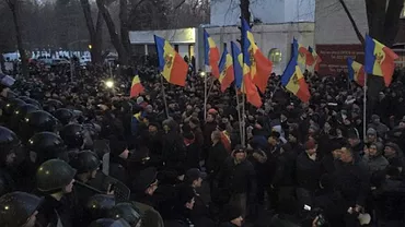 "Jos trădătorii!", "Plahotniuc, un pro­xe­net ajuns să con­ducă o țară!" Intrarea în Parlamentul Republicii Moldova, spartă cu răngile de protestatari. Au avut loc arestări (VIDEO)